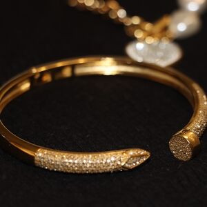 Elegant Gold Bracelet with Crystal Accents